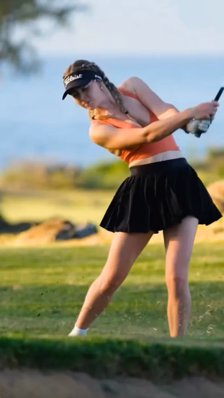 Biệt danh ‘tay golf quyến rũ nhất thế giới’ giúp cô nàng có hàng triệu người hâm mộ trên các nền tảng mạng xã hội như Instagram, Facebook, TikTok. Ngất ngây nhan sắc tay golf quyến rũ nhất thế giới