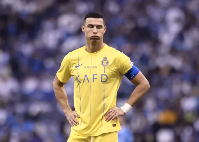 Quá thất vọng, cổ động viên đội nhà Al-Nassr đã chế nhạo tiền đạo 38 tuổi bằng cách hô vang tên ‘kình địch’ Messi. Ronaldo nổi giận sau trận thua đậm địch thủ Al-Hilal