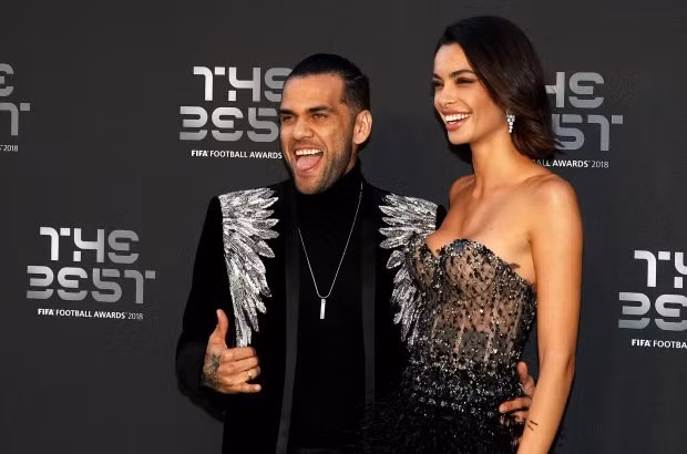 Alves và Joana tại lễ trao giải của FIFA năm 2018. Vợ cũ chia sẻ hình ảnh ‘gương vỡ lại lành’ với Alves