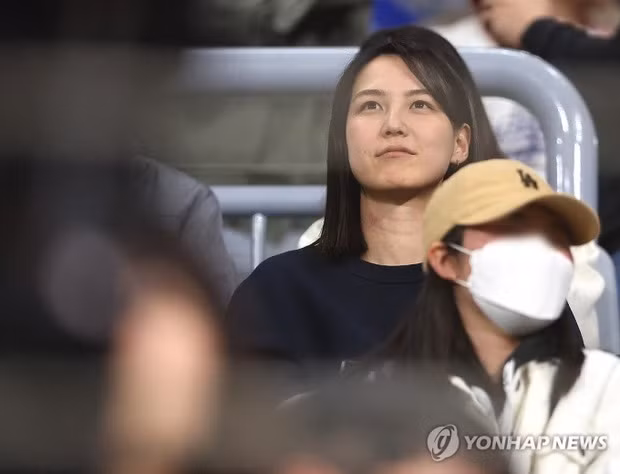 Nàng WAG đến từ Nhật Bản nhận 'mưa lời khen' khi xuất hiện trên khán đài giải MLB World Tour tại Seoul để cổ vũ cho chồng. Nàng WAG bóng chày Nhật Bản gây sốt tại Hàn Quốc