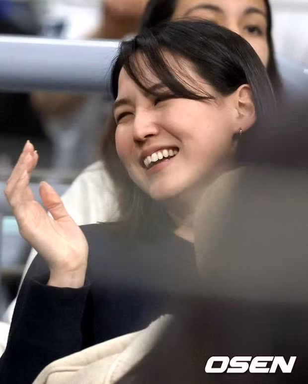 Cô nàng nở nụ cười như 'mùa thu toả nắng' trên khán đài. Nàng WAG bóng chày Nhật Bản gây sốt tại Hàn Quốc