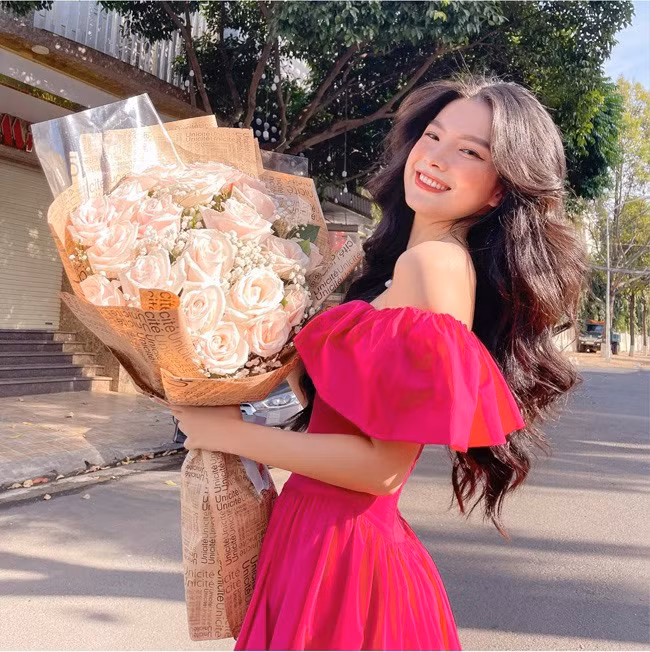 Vóc dáng nóng bỏng như 'thiêu đốt' của bạn gái cựu sao U23 Việt Nam 