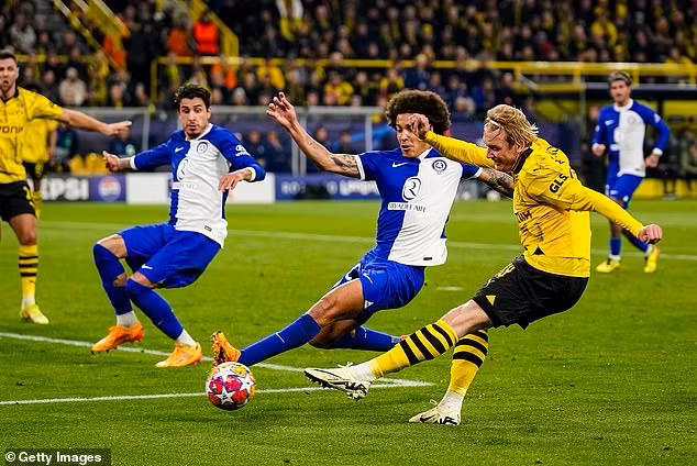 Julian Brandt mở tỷ số cho Dortmund ở phút 34, qua đó quân bình tỷ số 2-2 qua hai lượt trận ở tứ kết. Dortmund lần đầu vào bán kết Champions League sau 11 năm