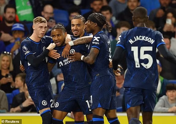 Chelsea cũng chỉ còn kém 3 điểm so với đội xếp ngay trên Tottenham. Chùm ảnh: Cole Palmer tiếp tục toả sáng, Chelsea sáng cửa dự Europa League