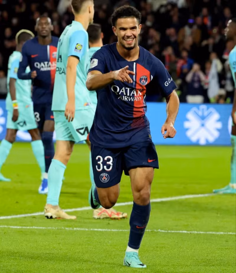 <strong> Warren Zaire-Emery</strong>: Màn thể hiện ấn tượng trong màu áo PSG giúp ngôi sao 17 tuổi này lần đầu được triệu tập lên tuyển Pháp. 7 ngôi sao trẻ tỏa sáng rực rỡ ở CLB, lần đầu ra mắt tuyển quốc gia