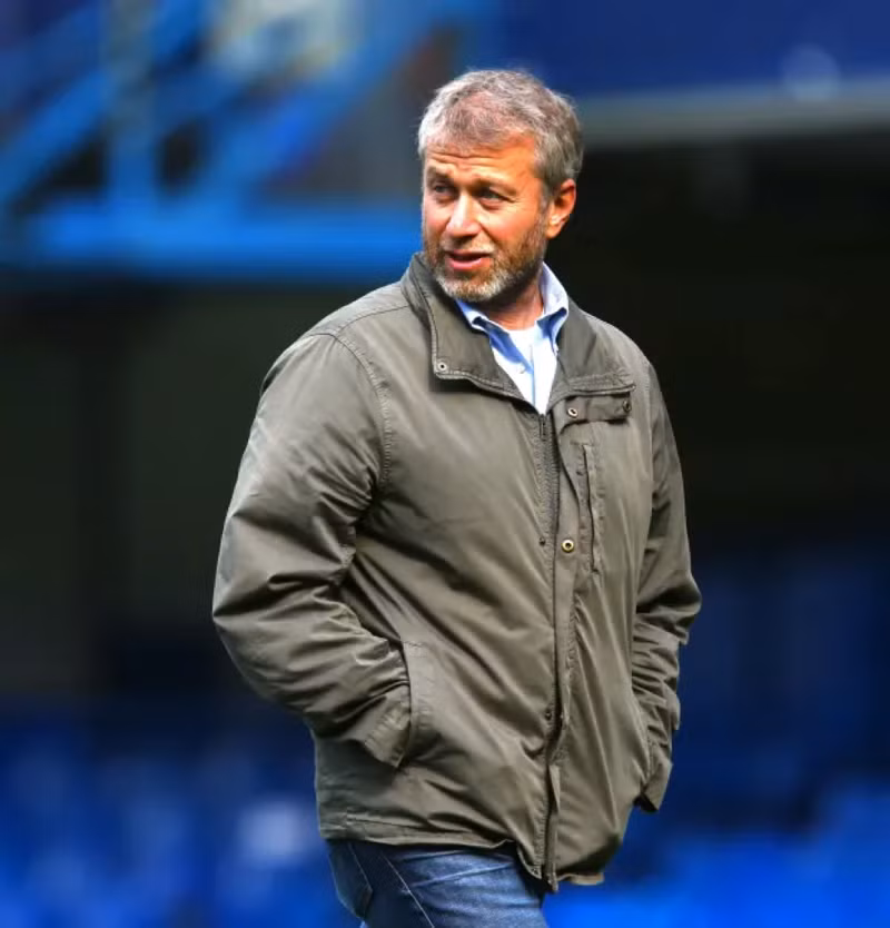 Abramovich buộc phải bán Chelsea sau khi Nga phát động chiến dịch quân sự đặc biệt sang nước láng giềng Ukraine hồi cuối tháng 2/2022. Chelsea gặp bất lợi khi để rò rỉ thông tin ‘động trời’