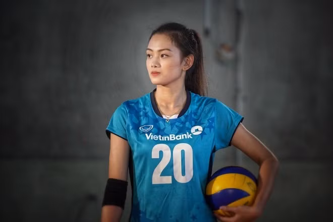 Thu Hoài sinh năm 1998 tại Thái Bình, hiện đang đầu quân cho CLB bóng chuyền Viettinbak. Cô cũng là thành viên tuyển nữ bóng chuyền Việt Nam giành Huy chương Bạc SEA Games 31. Hotgirl tài sắc vẹn toàn của bóng chuyền Việt Nam