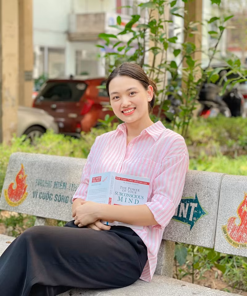 Thu Hoài có niềm đam mê lớn với tiếng Anh, đang trực tiếp giảng dạy và quản lý trung tâm tiếng Anh do chính cô thành lập mang tên English Training Lab (ETL). Hotgirl tài sắc vẹn toàn của bóng chuyền Việt Nam