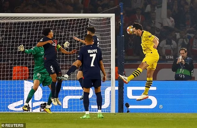 Mats Hummels đánh đầu tung lưới PSG ngay tại Parc des Princes ở phút 50. Chùm ảnh: Dortmund hạ PSG vào chung kết Champions League