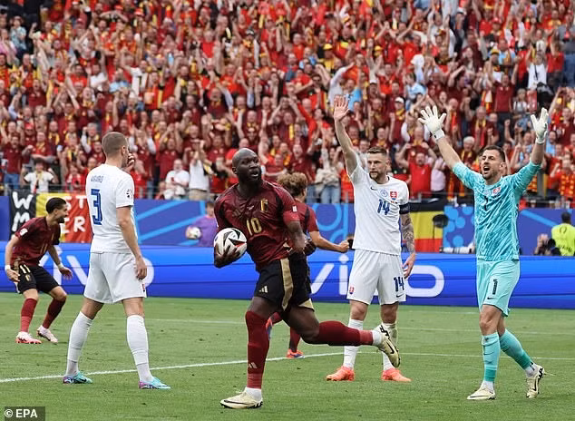 Bỉ thi đấu đầy nỗ lực với phần còn lại của trận đấu. Lukaku hai lần tưởng ghi bàn gỡ hòa nhưng cả hai bàn đều bị VAR hủy bỏ. Chùm ảnh: Bỉ thua sốc Slovakia, Lukaku vô duyên chưa từng thấy