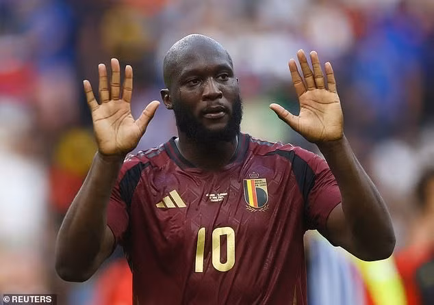 Lukaku trải qua trận đấu cực kỳ vô duyên và khiến Bỉ nguy cơ bị loại sớm. Chùm ảnh: Bỉ thua sốc Slovakia, Lukaku vô duyên chưa từng thấy