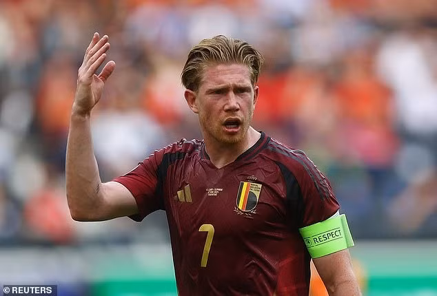 Thủ quân Kevin De Bruyne thất vọng với màn trình diễn của đồng đội ở tuyển Bỉ. Chùm ảnh: Bỉ thua sốc Slovakia, Lukaku vô duyên chưa từng thấy