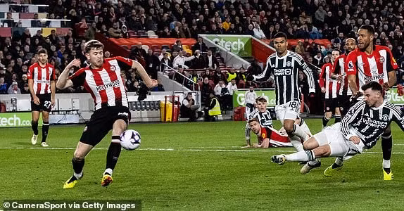 Man Utd cũng đang kém vị trí thứ 5 của Tottenham tới 8 điểm. ‘Quỷ đỏ’ đang rất yếu thế trong cuộc đua giành vé dự Champions League. Man Utd bị cầm chân phút 99, cơ hội dự Champions League mong manh