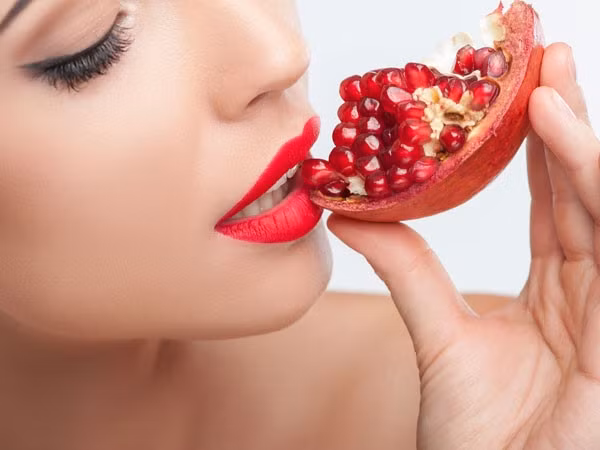 Lựu là loại trái cây bổ máu giàu vitamin C tăng sức đề kháng, kích thích sự hình thành hồng cầu. Những loại quả là thần dược bổ máu, giàu sắt bán nhiều ở chợ Việt