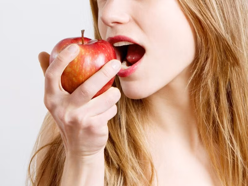 Táo chứa nhiều chất chống oxy hóa như flavonoids, quercetin và catechins, giúp ngăn chặn sự tổn thương của tế bào máu và giảm nguy cơ các bệnh tim mạch. Những loại quả là thần dược bổ máu, giàu sắt bán nhiều ở chợ Việt