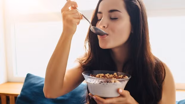 Ngũ cốc nguyên hạt có chứa nhiều carbohydrate - chất dinh dưỡng có khả năng tăng tạm thời nồng độ serotonin, một loại hormone giúp cải thiện tâm trạng, giảm căng thẳng. Top thực phẩm nên bổ sung giúp giảm stress hiệu quả
