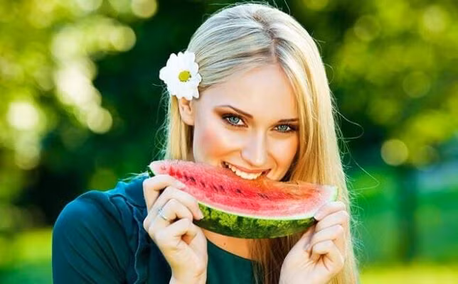Dưa hấu là một loại trái cây mà bệnh nhân thiếu máu không nên bỏ qua. Trung bình trong một phần tám quả dưa hấu cỡ vừa chứa khoảng 1.5g sắt. Những loại quả là thần dược bổ máu, giàu sắt bán nhiều ở chợ Việt