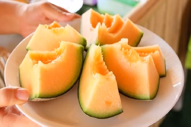 Dưa lưới chỉ chứa 11g đường, trong loại quả này có chứa hàm lượng Kali và vitamin K giúp bạn giảm cân và hỗ trợ điều trị bệnh tiểu đường. Những loại quả như insulin tự nhiên, giúp giảm cân bán nhiều chợ Việt