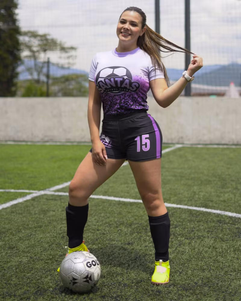 Một trong những cầu thủ của Santas FC. Đội bóng xinh như mộng của nữ CEO ‘quyến rũ nhất thế giới’