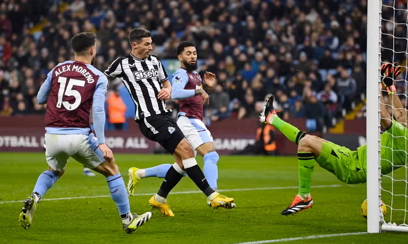 Aston Villa (áo đỏ) bất ngờ thua đội khách Newcastle 3-1, qua đó chấm dứt kỷ lục bất bại sân nhà mùa này. Arsenal vượt mặt Man City, Aston Villa chấm dứt kỷ lục sân nhà