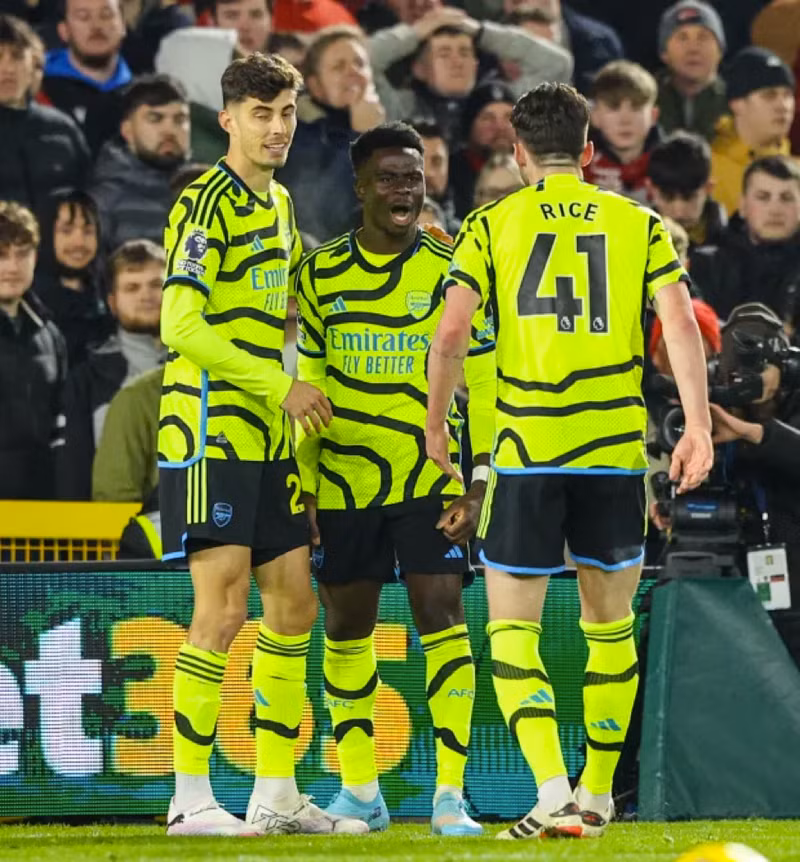 Arsenal hạ chủ nhà Nottingham Forest 2-1 ở vòng 22 Ngoại hạng Anh hôm 31/1 (giờ Hà Nội). Arsenal vượt mặt Man City, Aston Villa chấm dứt kỷ lục sân nhà