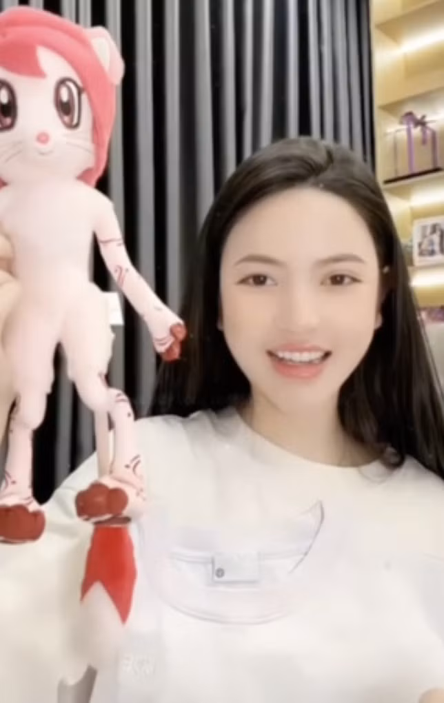 Thanh Huyền khoe những món quà nhận được từ Quang Hải sau chuyến thi đấu xa nhà. Thanh Huyền thử váy cưới 'xinh như công chúa', chuẩn bị theo Quang Hải về dinh