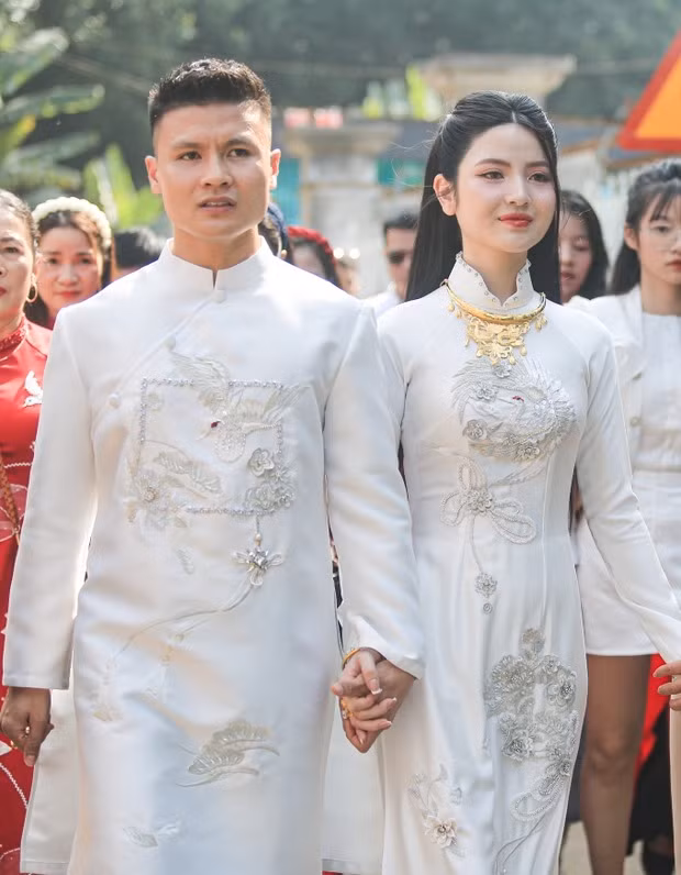 Chuyện tình của chàng trai sinh năm 1997 và bạn gái kém 3 tuổi đã có kết thúc đầy viên mãn bằng lễ ăn hỏi diễn ra ngày 1/1/2024. Thanh Huyền thử váy cưới 'xinh như công chúa', chuẩn bị theo Quang Hải về dinh
