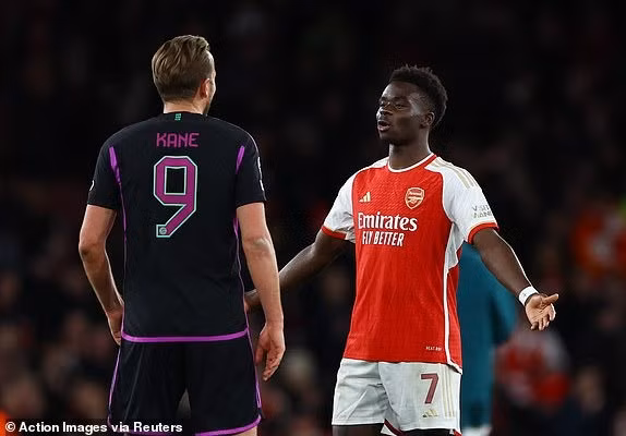 Cuộc thư hùng Arsenal – Bayern Munich diễn ra với nhiều tình huống va chạm nóng bỏng. Chùm ảnh: Arsenal và Bayern Munich rượt đuổi tỷ số kịch tính