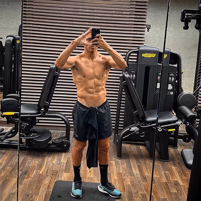 Tiền đạo Inter Milan Alexis Sanchez khoe body trong phòng gym. Các 'nam thần' bóng đá sở hữu thân hình 6 múi đẹp như tạc