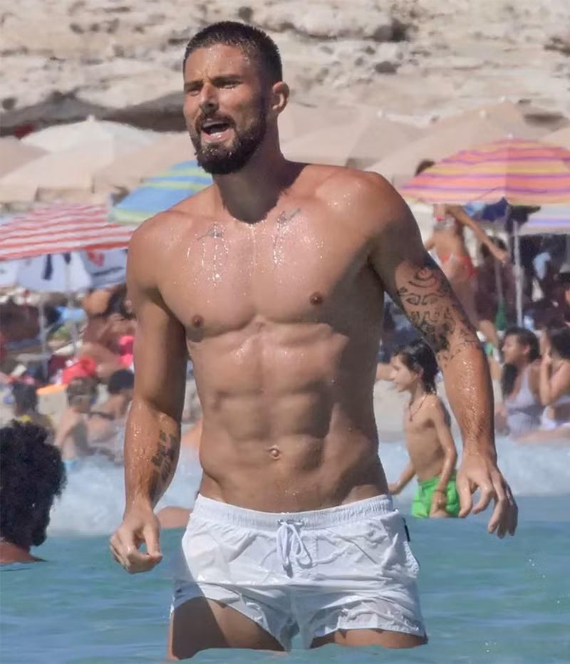 Tiền đạo Pháp Olivier Giroud sở hữu thân hình cực chuẩn khiến bao fan nữ mê mẩn. Các 'nam thần' bóng đá sở hữu thân hình 6 múi đẹp như tạc
