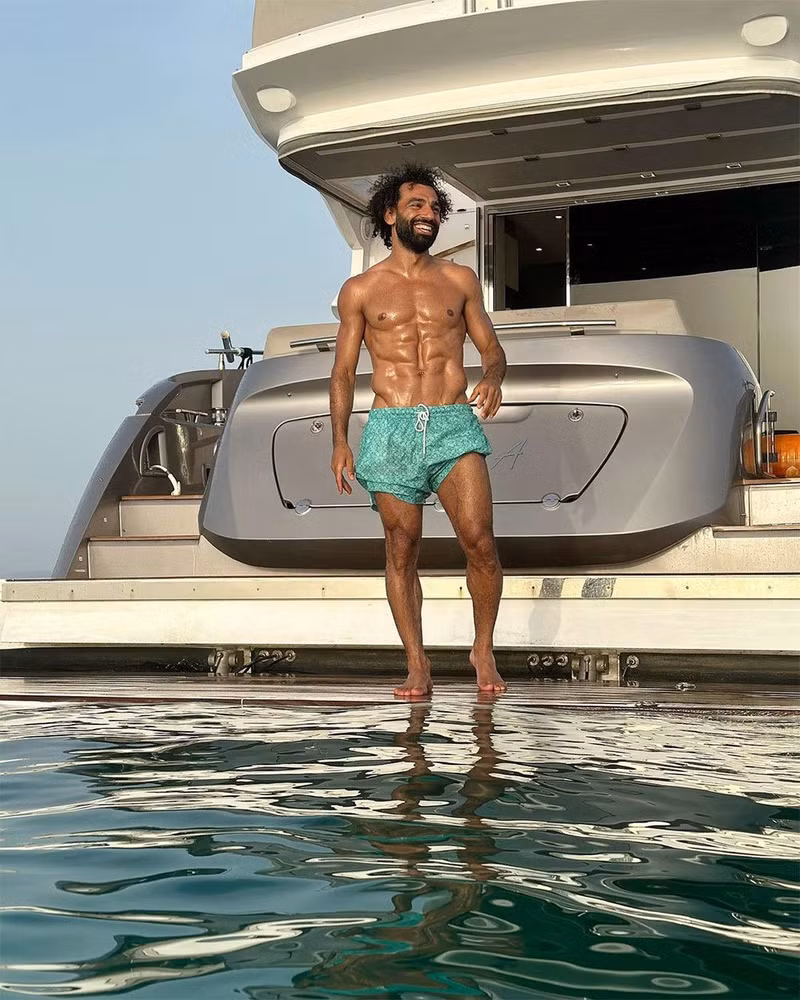 Tiền đạo Mohamed Salah của Liverpool cũng sở hữu thân hình cực chuẩn. Các 'nam thần' bóng đá sở hữu thân hình 6 múi đẹp như tạc