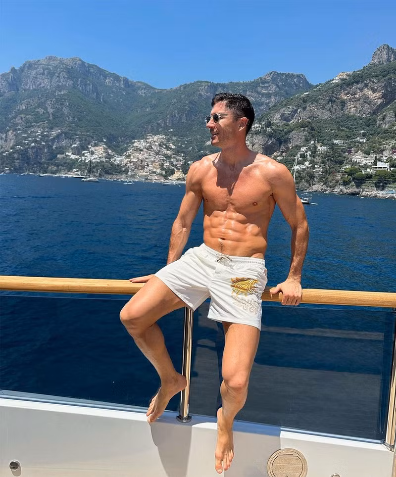 Tiền đạo Robert Lewandowski của Barca cũng là một trong những sao sân cỏ có thân hình đẹp lý tưởng. Ngoài chế độ ăn uống lành mạnh, chân sút người Ba Lan ngày nào cũng tập gym. Các 'nam thần' bóng đá sở hữu thân hình 6 múi đẹp như tạc