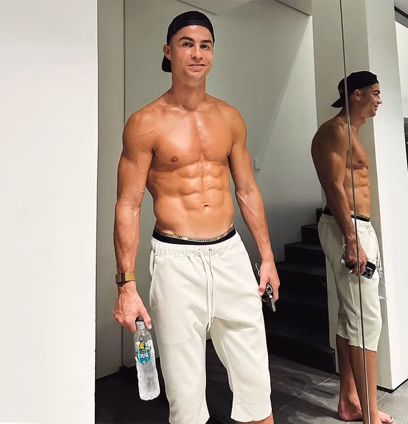 Siêu sao Cristiano Ronaldo được ngưỡng mộ với thân hình 6 múi đẹp như tạc, dù đã 39 tuổi. Các 'nam thần' bóng đá sở hữu thân hình 6 múi đẹp như tạc