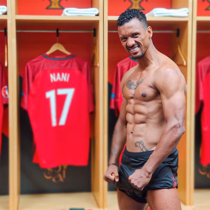 Luis Nani hãnh diện khoe bụng 6 múi, cơ thể rắn chắc. Cựu ngôi sao Man Utd hiện đang chơi cho Adana Demirspor của Thổ Nhĩ Kỳ. Các 'nam thần' bóng đá sở hữu thân hình 6 múi đẹp như tạc