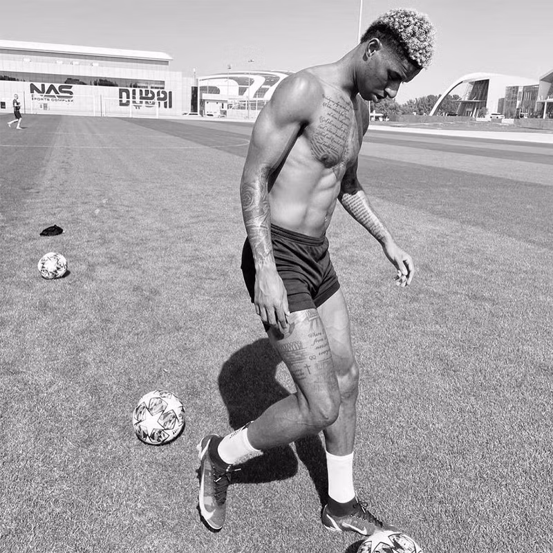 Thân hình của tiền đạo Marcus Rashford có sự biến đổi mạnh mẽ năm 2022. Từ cơ thể có phần 'mỏng cơm', ngôi sao đang chơi cho Man Utd chăm tập gym để body săn chắc. Các 'nam thần' bóng đá sở hữu thân hình 6 múi đẹp như tạc