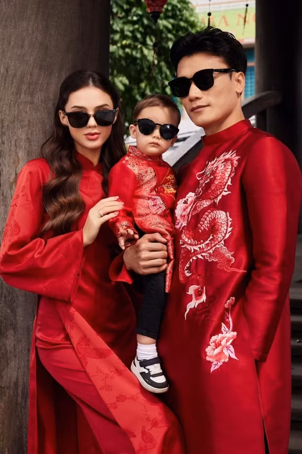 Khoảnh khắc cực ngầu của gia đình Bùi Tiến Dũng cũng nhận được vô số bình luận tích cực từ người yêu mến. Bùi Tiến Dũng tung ảnh đón Tết bên vợ xinh đẹp nhận 'mưa' lời khen