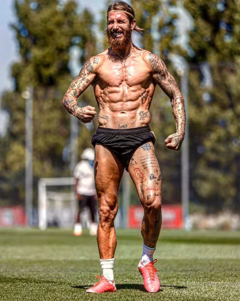Trung vệ thép Sergio Ramos khoe thân hình cơ bắp cuồn cuộn. Các 'nam thần' bóng đá sở hữu thân hình 6 múi đẹp như tạc