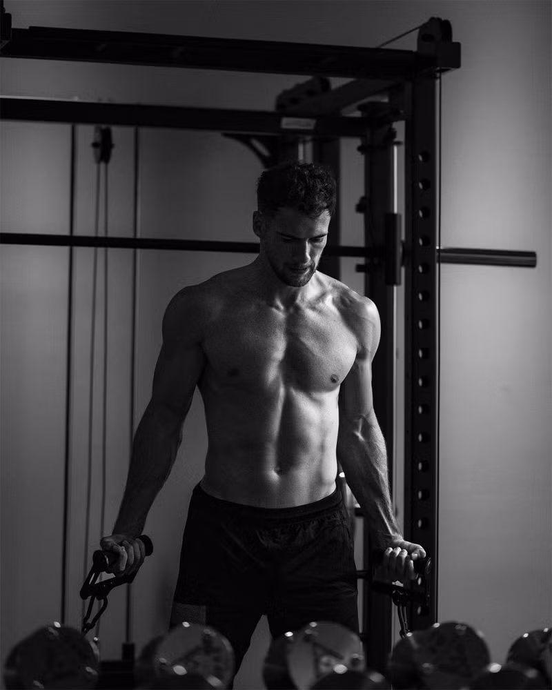 Tiền vệ Leon Christoph Goretzka của Bayern Munich cũng không kém cạnh. Các 'nam thần' bóng đá sở hữu thân hình 6 múi đẹp như tạc