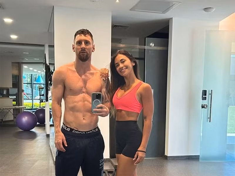 Lionel Messi hiếm khi đăng ảnh cởi áo khoe thân hình dù cực chất. Các 'nam thần' bóng đá sở hữu thân hình 6 múi đẹp như tạc