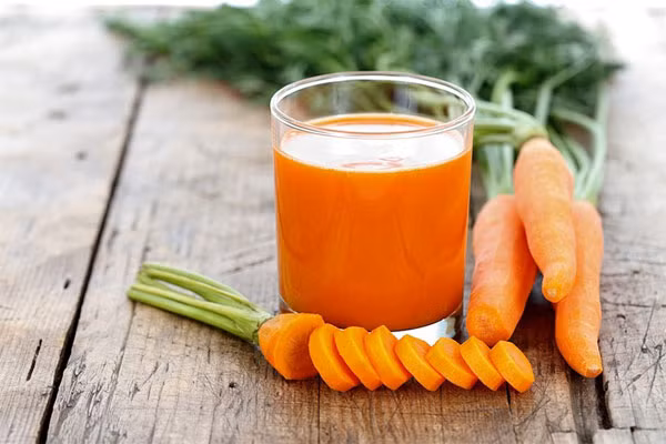Nước ép cà rốt có nhiều vitamin A, chất chống oxy hóa tốt cho người bệnh viêm đại tràng mãn tính. Top thực phẩm cực tốt, người bị đại tràng nên ăn
