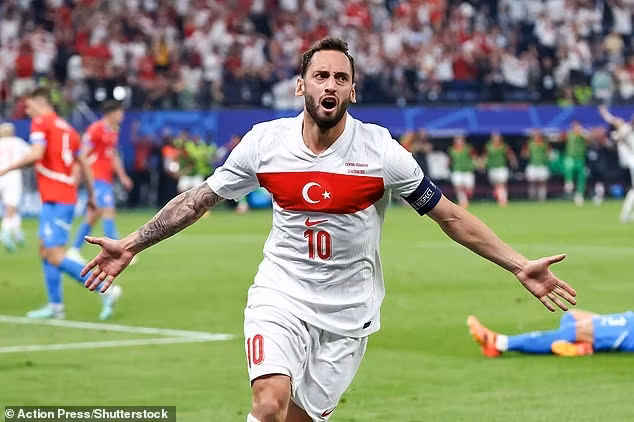 Hakan Calhanoglu mở tỷ số cho Thổ Nhĩ Kỳ ở phút 51. Chùm ảnh: Thổ Nhĩ Kỳ loại CH Czech trong cơn mưa thẻ