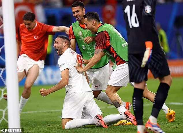 Cenk Tosun ghi bàn thắng muộn ở phút 90+4 ấn định tỷ số 2-1, giúp Thổ Nhĩ Kỳ đi tiếp vào vòng 1/8 với ngôi nhì bảng (6 điểm), trong khi CH Czech xếp chót với 1 điểm và bị loại. Chùm ảnh: Thổ Nhĩ Kỳ loại CH Czech trong cơn mưa thẻ