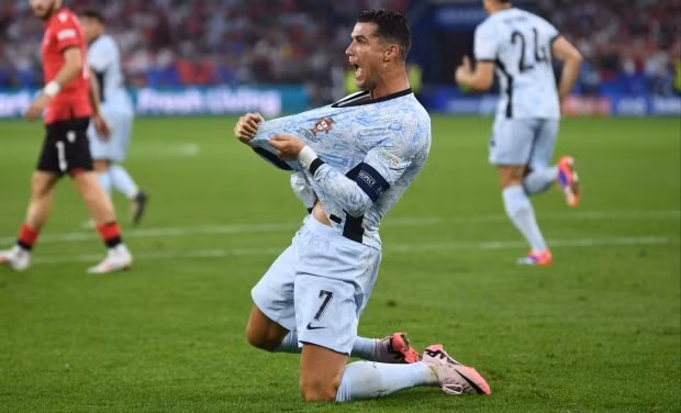 Ronaldo cho rằng mình bị hậu vệ Georgia phạm lỗi trong vòng cấm. Hạ gục Bồ Đào Nha, Georgia làm nên lịch sử tại EURO 2024