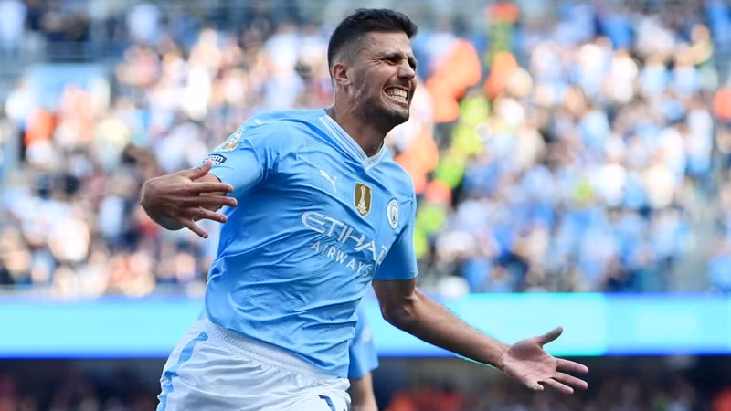 </strong> <strong> Cầu thủ chuyền nhiều nhất: </strong>Rodri (Man City) với 3.631 lần sau 33 trận. Tiền vệ 27 tuổi người Tây Ban Nha cũng thắng tranh chấp bóng nhiều nhất với 235 lần.<br/> <strong> Loạt cái nhất ấn tượng tại Ngoại hạng Anh 2023-2024