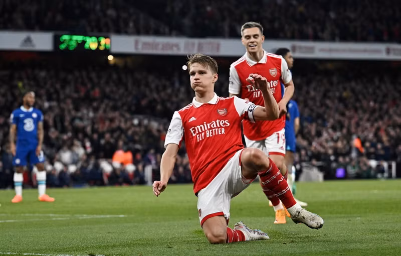 </strong> <strong> Cầu thủ chọc khe nhiều nhất</strong>: Martin Odegaard (Arsenal) với 39 lần tung ra đường chọc khe gây đột biến cho hàng công. Thủ quân Arsenal cũng kiến tạo 10 lần như Kevin De Bruyne của Man City.<br/> <strong> Loạt cái nhất ấn tượng tại Ngoại hạng Anh 2023-2024
