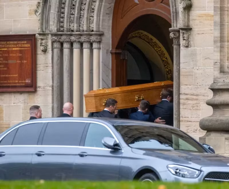 Quan tài bà Cathy Ferguson được đưa vào nhà thờ ở Glasgow. Beckham và nhiều huyền thoại bóng đá tiễn biệt vợ Sir Alex Ferguson