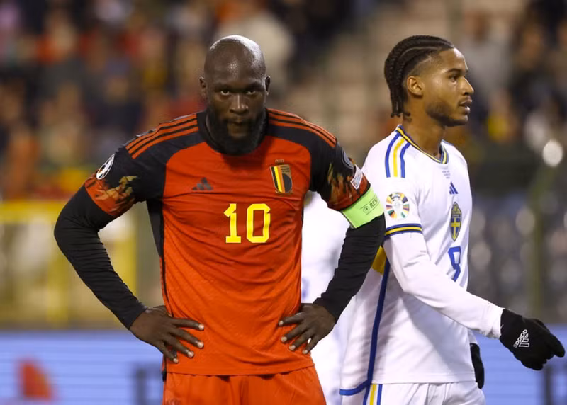 Romelu Lukaku đã ghi bàn vào lưới Thụy Điển trước khi trận đấu bị hoãn. Nóng: Hai CĐV bị bắn chết, trận đấu Bỉ - Thụy Điển hủy giữa chừng