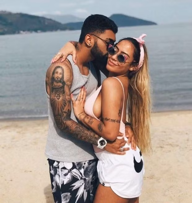 Rafaella trước đây từng hẹn hò với cầu thủ bóng đá Gabriel 'Gabigol' Barbosa. Bất ngờ danh tính nàng WAG nổi tiếng thế giới