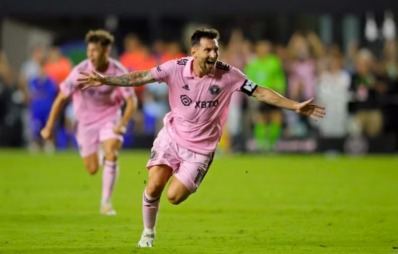 <strong> Lionel Messi gia nhập Inter Miami </strong>tại giải Nhà nghề Mỹ. Điều này đồng nghĩa năm 2023 cả Messi và Ronaldo đều rời bóng đá châu Âu. Top 10 sự kiện nổi bật của bóng đá thế giới năm 2023