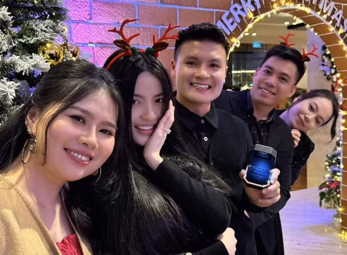 Chu Thanh Huyền sinh năm 2000, hiện kinh doanh tự do và người mẫu ảnh. Quang Hải sinh năm 1997, đang đầu quân cho CLB Công an Hà Nội. Trang phục đậm chất hoài cổ trong lễ ăn hỏi Quang Hải – Thanh Huyền